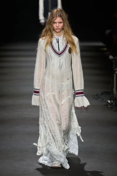 Look 16